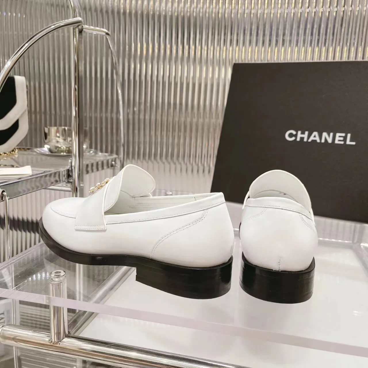 👟👟Ex-factory price 560👟👟Chanel Chanel 22K autumn and winter latest vintage retro double C buckle chain small gold ball loafers Dream Back to Campus series, the same style as the end of the year celebrities, delicate on the feet, invincible and easy to wear, small round toe atmosphere and simplicity, leather upper design, integrated chain with diamond small fragrance logo, very unique.  …………………………………………………… ❶Material: imported first-layer cowhide ➕cow patent leather + sheep leather ❷Lining: sheepskin ❸Feet: sheepskin ❹Outsole: original leather outsole ❺Heel height: 2.5cm ❻Packaging: Original full set of packaging ❼Number: 35-41 (40 41 custom-made, non-returnable) ☀Color: 4 colors